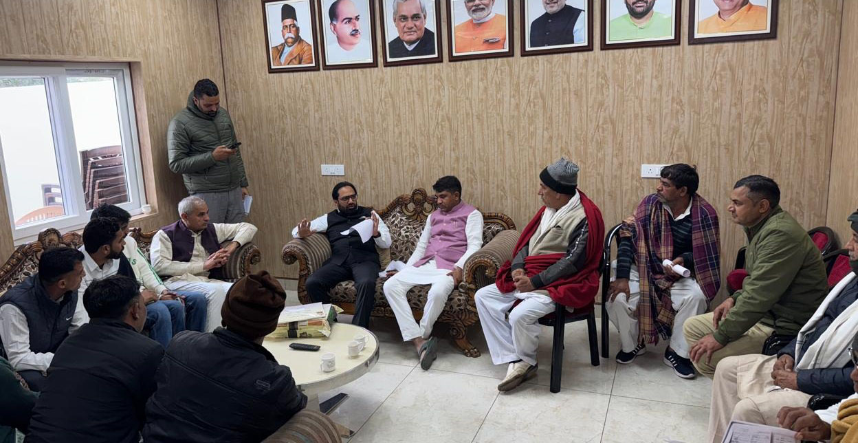 उचाना हलके के लोगों से रूबरू होते हुए विधायक देवेंद्र चतरभुज अत्री। उचाना हलके के लोगों से रूबरू होते हुए विधायक देवेंद्र चतरभुज अत्री।