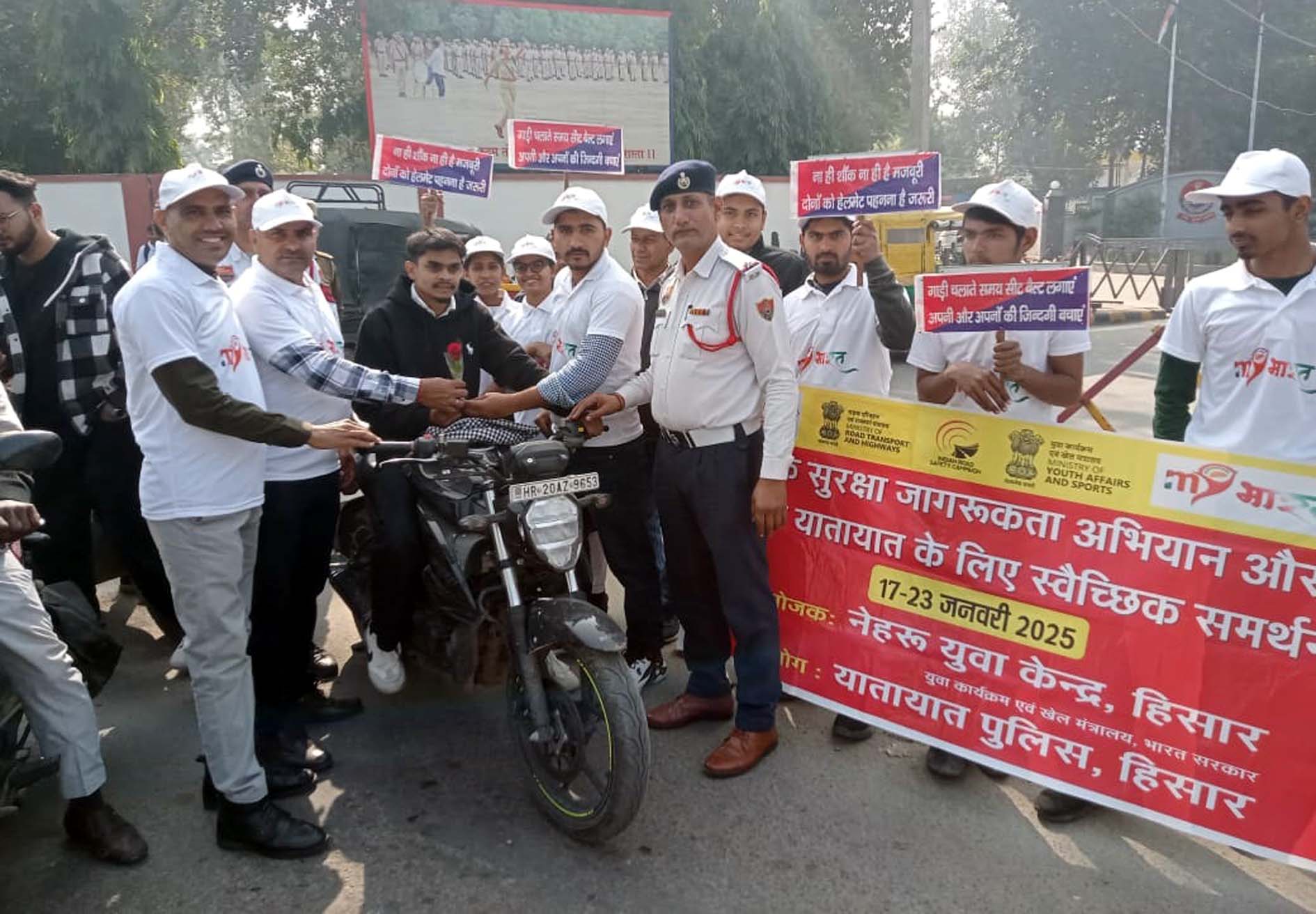 बिना हेलमेट दुपहिया चालकों को फूल भेंट करते ट्रेफिक पुलिस कर्मचारी। बिना हेलमेट दुपहिया चालकों को फूल भेंट करते ट्रेफिक पुलिस कर्मचारी।