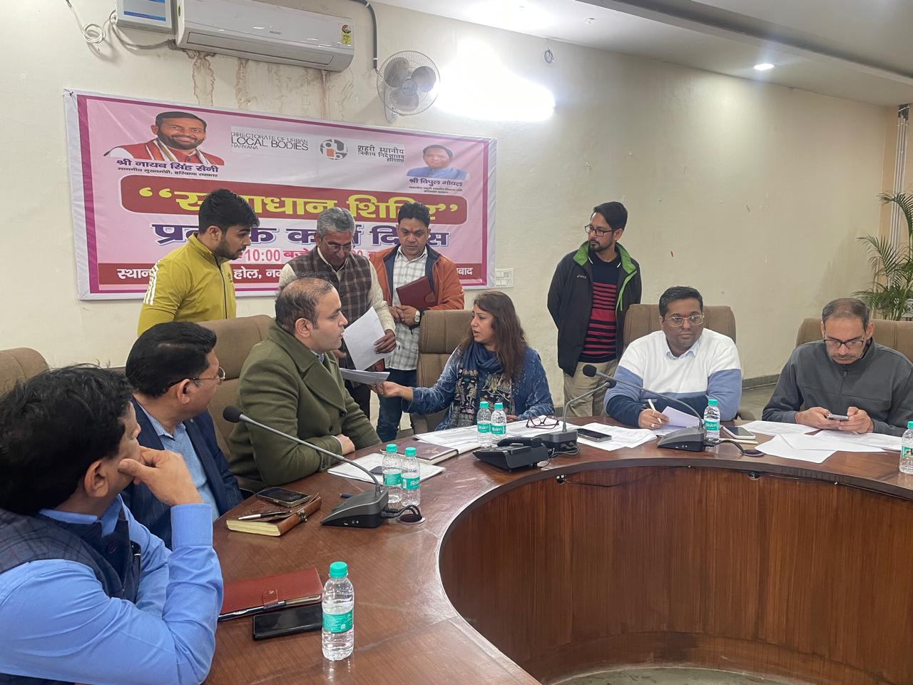 नगर निगम आयुक्त ए मोना श्रीनिवास अधिकारियों को निर्देश देते हुए नगर निगम आयुक्त ए मोना श्रीनिवास अधिकारियों को निर्देश देते हुए