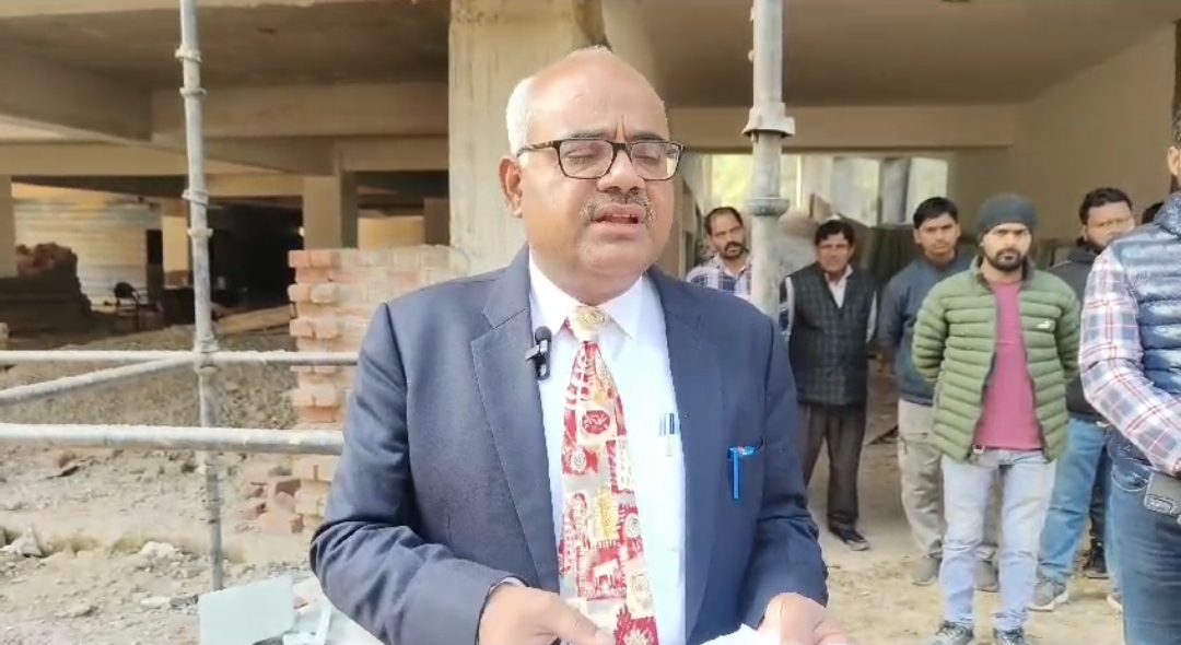 निरीक्षण के दौरान जिलाधिकारी जितेंद्र प्रताप सिंह निरीक्षण के दौरान जिलाधिकारी जितेंद्र प्रताप सिंह