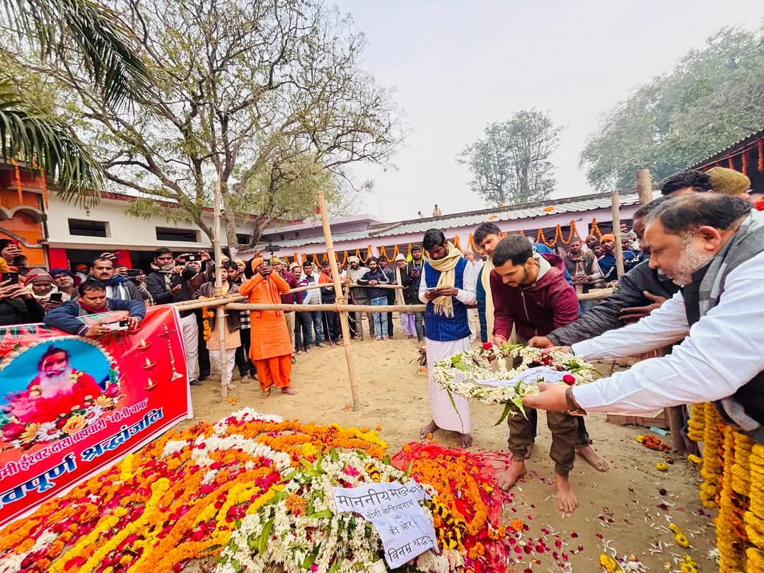 श्रद्धांजलि देते मंत्री दयाशंकर