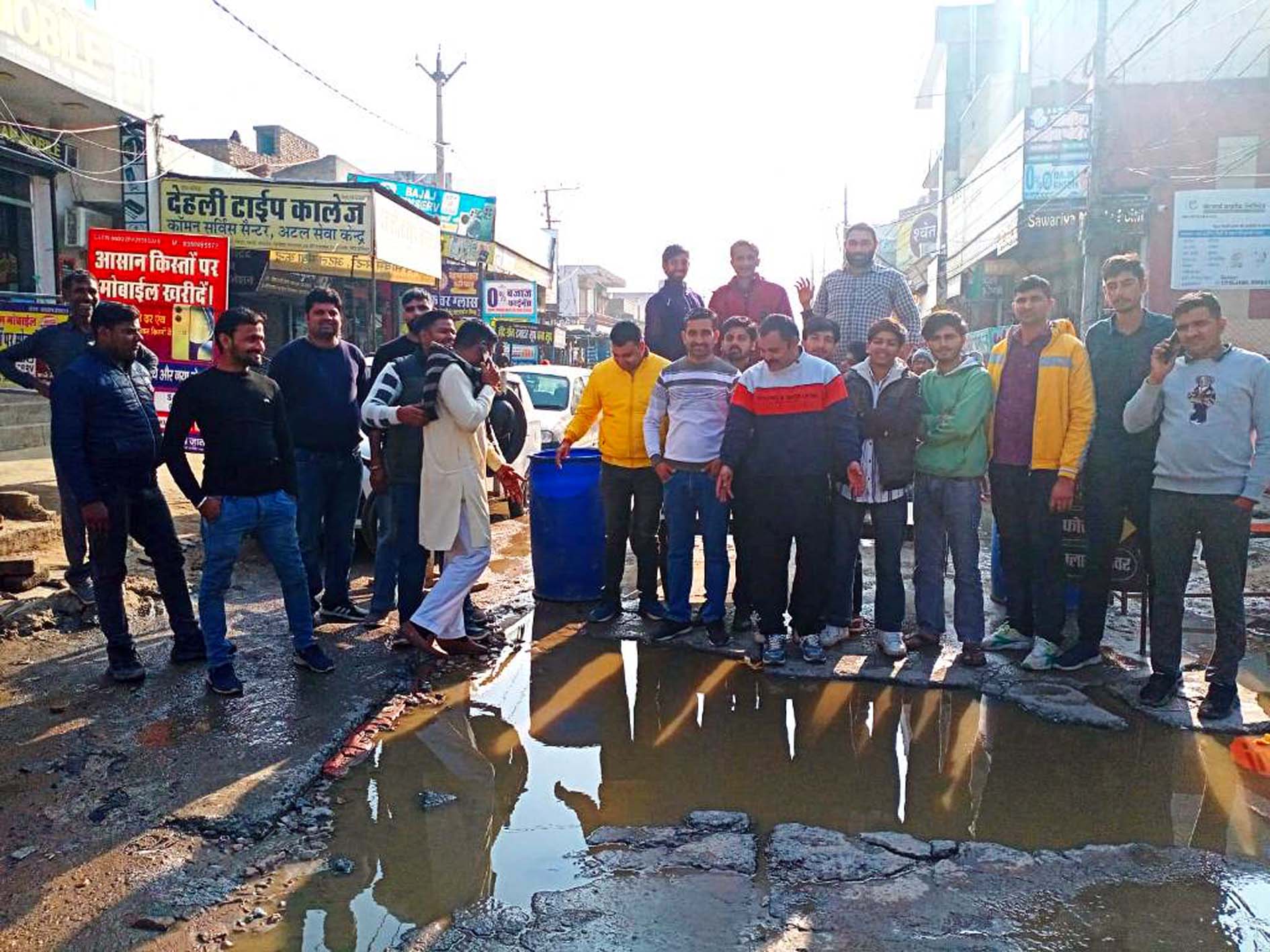 आदमपुर में क्रांति चौक-बस स्टेंड रोड पर जाम लगाते दुकानदार। आदमपुर में क्रांति चौक-बस स्टेंड रोड पर जाम लगाते दुकानदार।