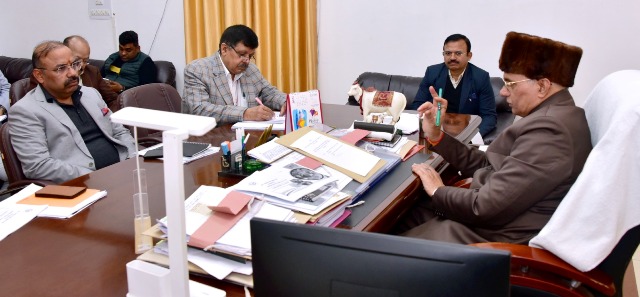 विभागीय अधिकारियों के साथ बैठक में मंत्री धर्मपाल सिंह विभागीय अधिकारियों के साथ बैठक में मंत्री धर्मपाल सिंह