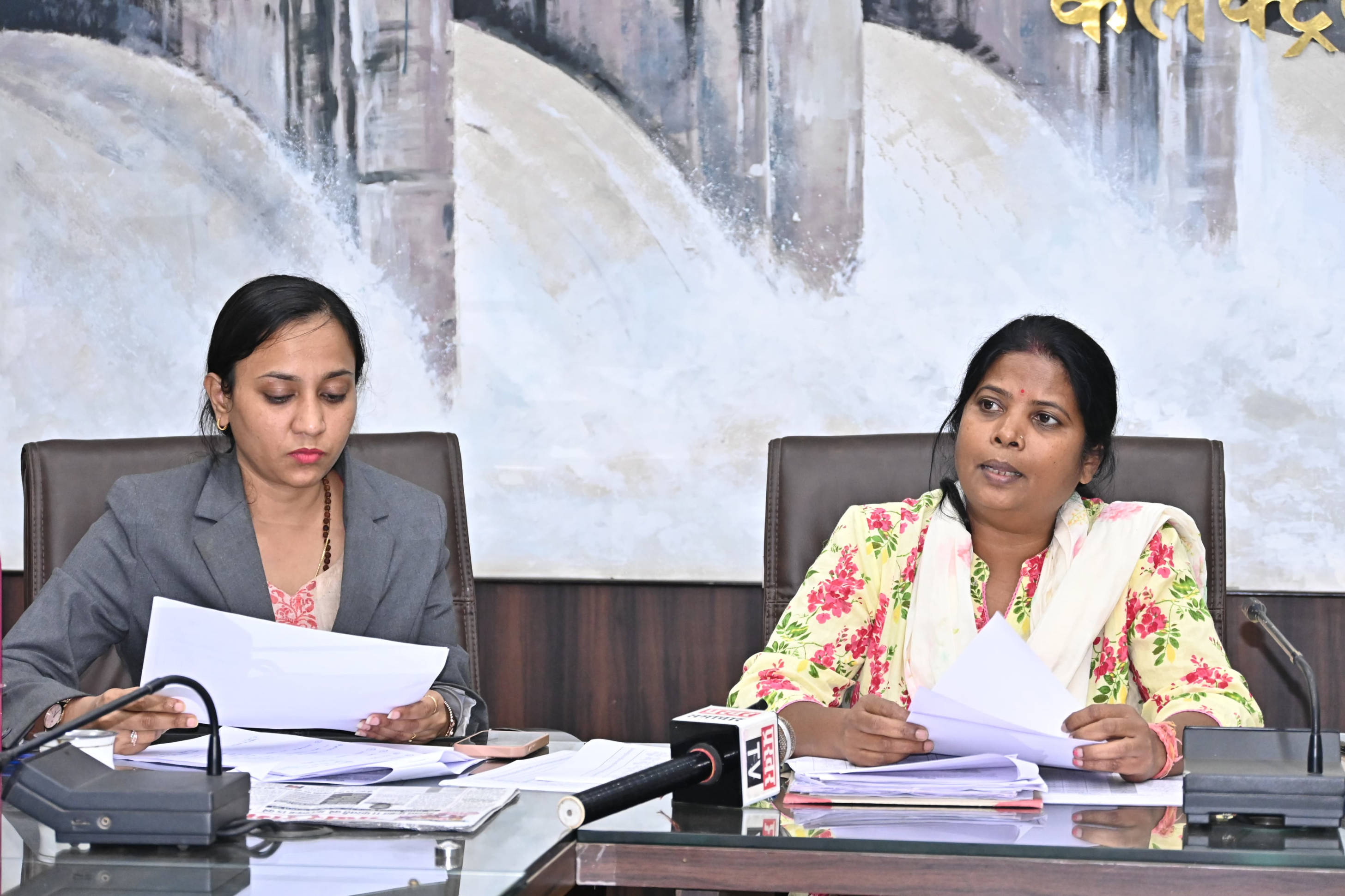 कलेक्ट्रेट कार्यालय के सभाकक्ष में प्रेस कांन्फ्रेंस लेकर आचार संहिता लगने व चुनावी प्रकियाओं की जानकारी देते हुए महिला अधिकारी। कलेक्ट्रेट कार्यालय के सभाकक्ष में प्रेस कांन्फ्रेंस लेकर आचार संहिता लगने व चुनावी प्रकियाओं की जानकारी देते हुए महिला अधिकारी।