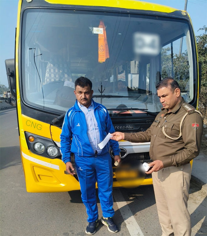 20 Snp-3 सोनीपत:वाहनों का चालान करते हुए अधिकारी 20 Snp-3 सोनीपत:वाहनों का चालान करते हुए अधिकारी