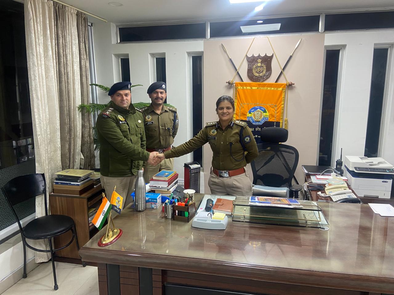 एसएसपी कांगड़ा शालिनी अग्निहोत्री कांगड़ा पुलिस थाना के अधिकारी को बधाई देते हुए। एसएसपी कांगड़ा शालिनी अग्निहोत्री कांगड़ा पुलिस थाना के अधिकारी को बधाई देते हुए।