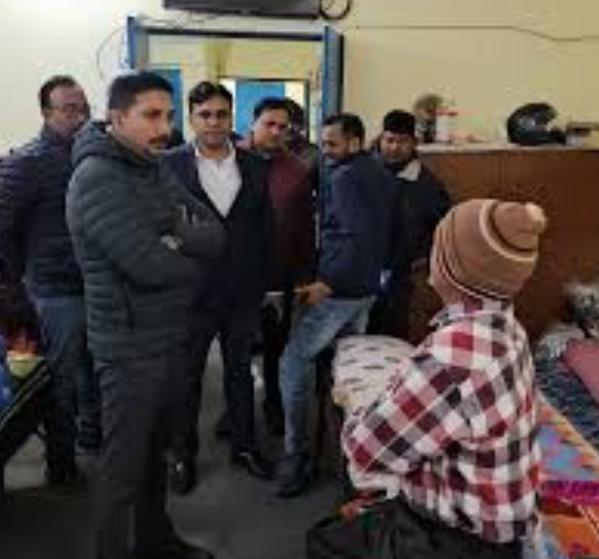 जिलाधिकारी विशाख जी. रैन बसेरे में बातचीत करते हुए जिलाधिकारी विशाख जी. रैन बसेरे में बातचीत करते हुए