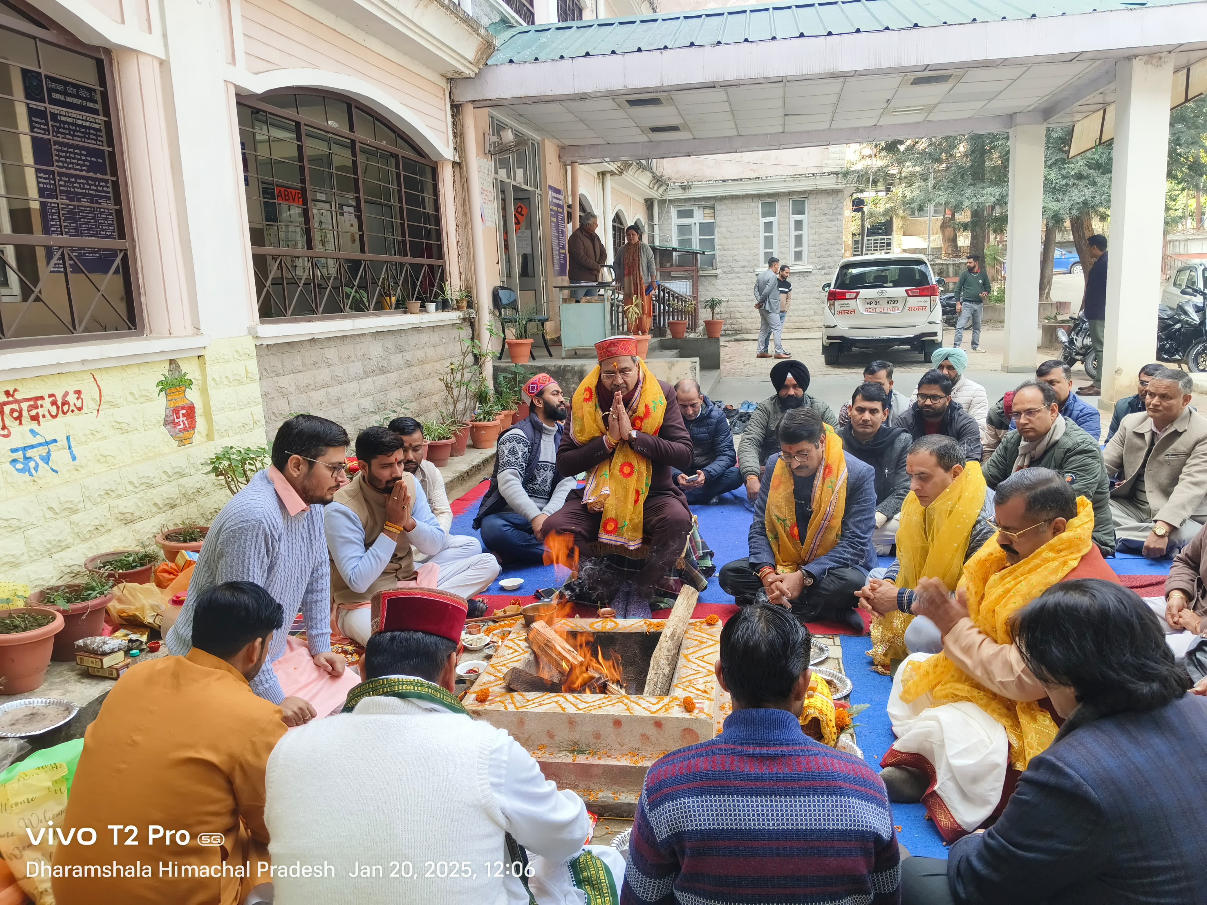 हवन में हिस्सा लेते हुए कुलपति और अन्य। हवन में हिस्सा लेते हुए कुलपति और अन्य।