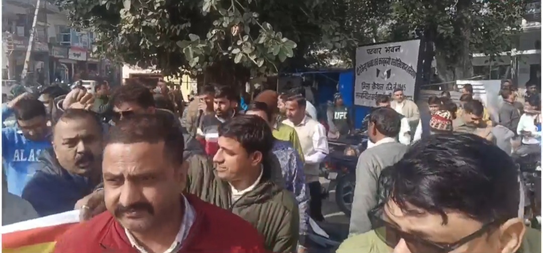 लघु सचिवालय में प्रदर्शन करते हुएपटवारी लघु सचिवालय में प्रदर्शन करते हुएपटवारी