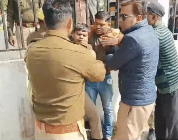 आपस में मारपीट करते दरोगा व सिपाही आपस में मारपीट करते दरोगा व सिपाही