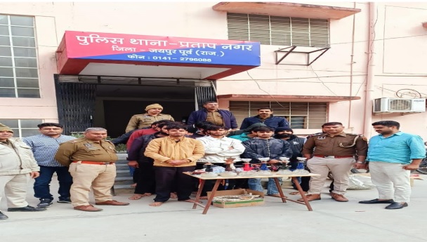 कैफे की आड़ में चल रहे हुक्का बार में पुलिस ने मारा छापा कैफे की आड़ में चल रहे हुक्का बार में पुलिस ने मारा छापा