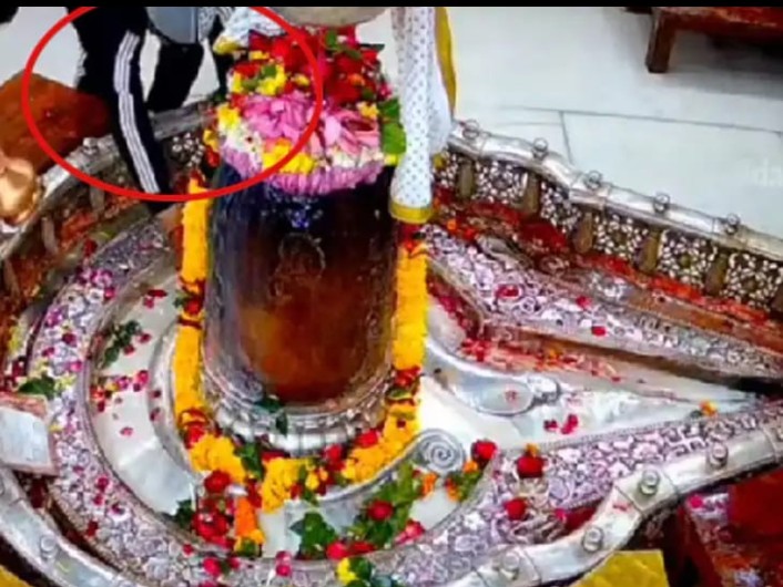 महाकाल मंदिर गर्भगृह में पहुंचा युवक महाकाल मंदिर गर्भगृह में पहुंचा युवक