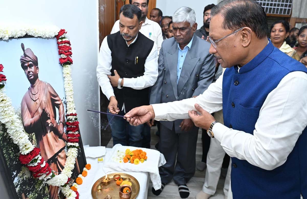 मुख्यमंत्री विष्णु देव साय अमर शहीद गेंदसिंह के छायाचित्र पर पुष्प अर्पित कर नमन करते मुख्यमंत्री विष्णु देव साय अमर शहीद गेंदसिंह के छायाचित्र पर पुष्प अर्पित कर नमन करते