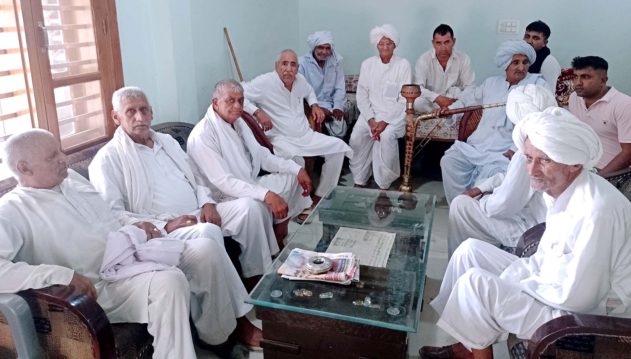 बैठक करते हुए टेकराम कंडेला। बैठक करते हुए टेकराम कंडेला।