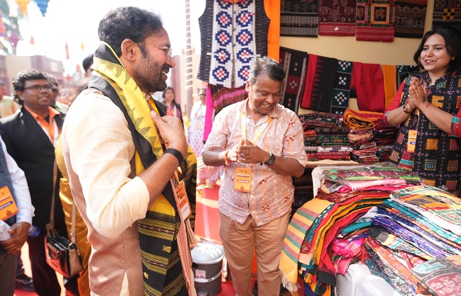 डीएमएफ प्रदर्शनी का दौरा करते जी. किशन रेड्डी