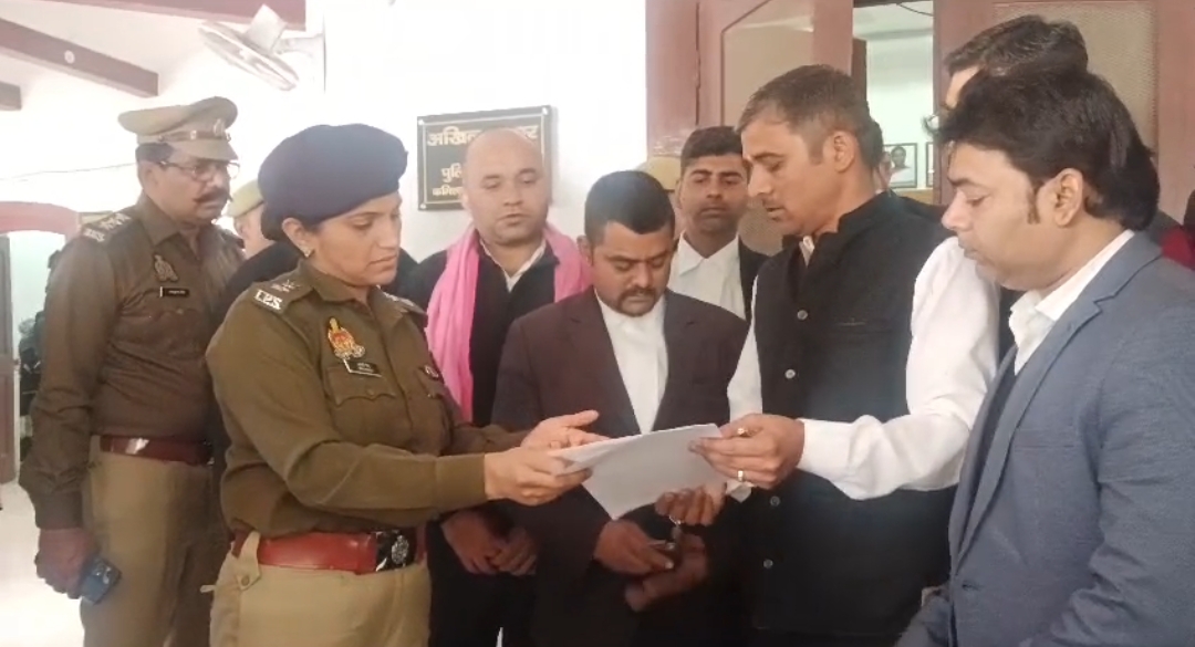 ज्ञापन देते युवजन सभा के कार्यकता व अधिवक्ता ज्ञापन देते युवजन सभा के कार्यकता व अधिवक्ता