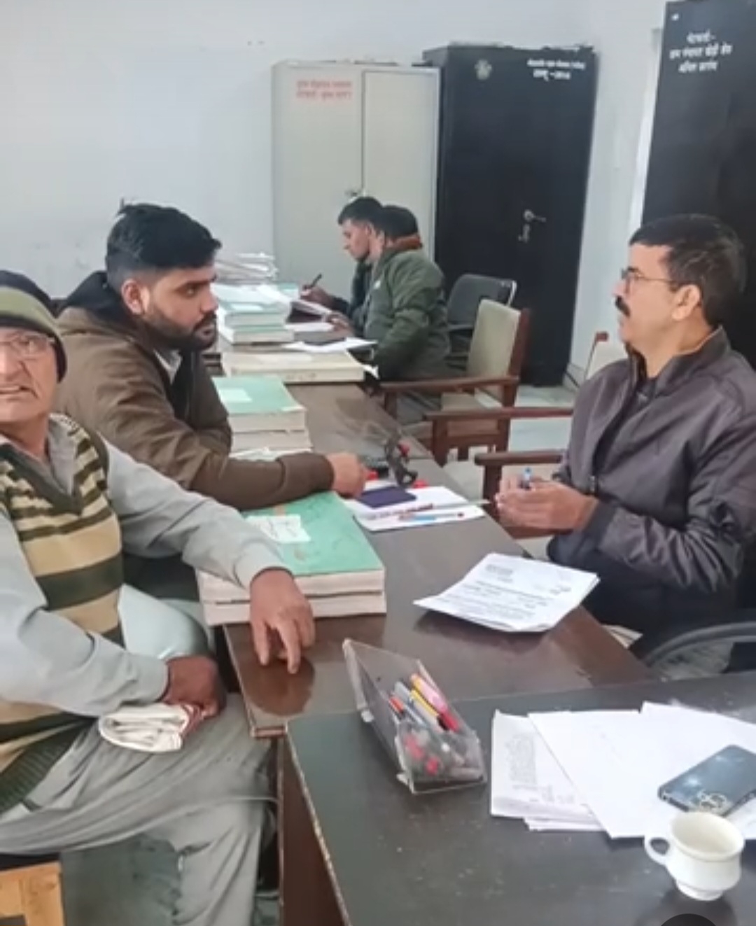 दूसरे दिन विरोध स्वरूप काली पट्टी बांधकर काम करते हुएपटवारी दूसरे दिन विरोध स्वरूप काली पट्टी बांधकर काम करते हुएपटवारी