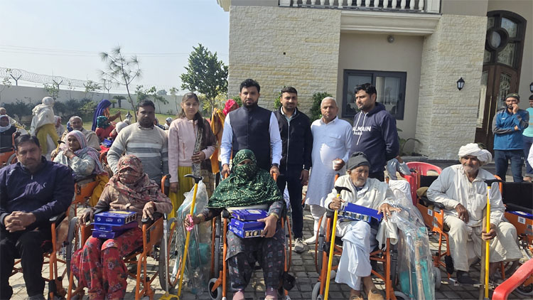 21 Snp-6 सोनीपत: गन्नौर विधायक देवेंद्र कादियान दिववांगो को सहायक उपकरण वितरित करते हुए। 21 Snp-6 सोनीपत: गन्नौर विधायक देवेंद्र कादियान दिववांगो को सहायक उपकरण वितरित करते हुए।