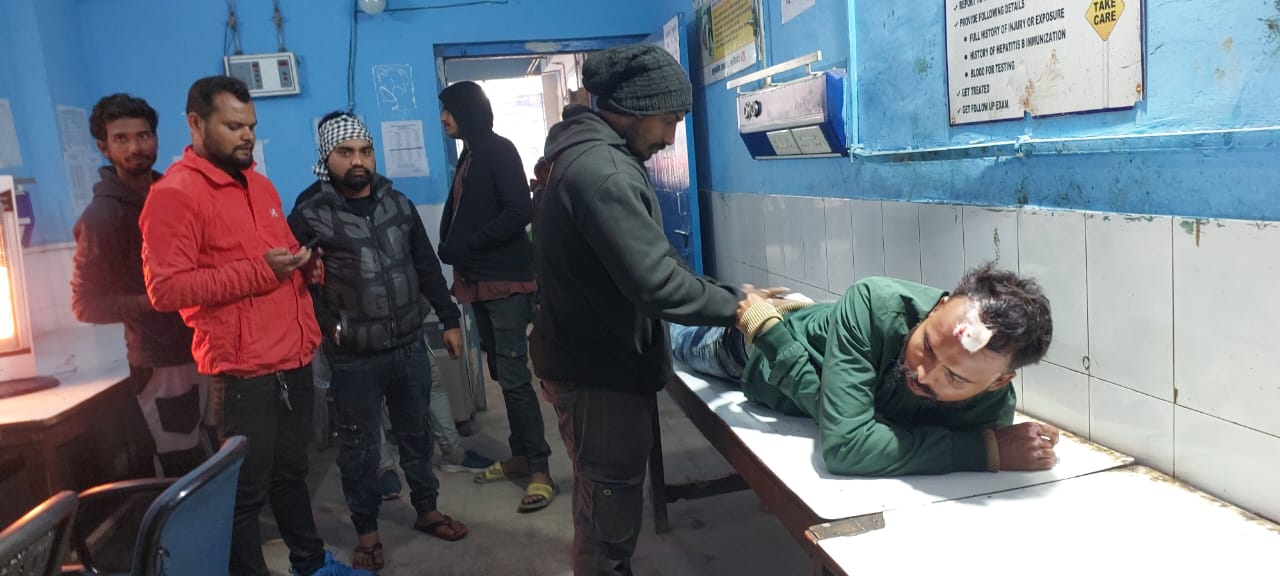 अररिया फोटो:अनुमंडलीय अस्पताल में युवक का इलाज अररिया फोटो:अनुमंडलीय अस्पताल में युवक का इलाज