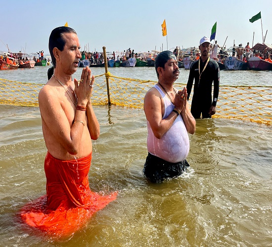 पूर्व राष्ट्रपति रामनाथ कोविंद और डॉ. कुमार विश्वास ने संगम में लगाई डुबकी, गौतम अदानी ने की श्रद्धालुओं की सेवा पूर्व राष्ट्रपति रामनाथ कोविंद और डॉ. कुमार विश्वास ने संगम में लगाई डुबकी, गौतम अदानी ने की श्रद्धालुओं की सेवा
