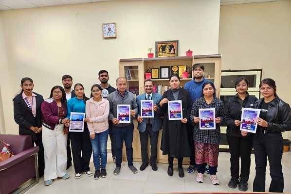 विश्वविद्यालय का वर्षीकोत्सव पोस्टर जारी करते हुए प्रोफेसर विश्वविद्यालय का वर्षीकोत्सव पोस्टर जारी करते हुए प्रोफेसर