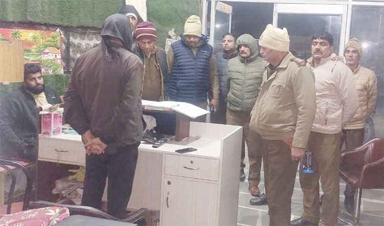 21 Snp-8 सोनीपत: मुरथल थाना प्रभारी निरीक्षक देवेन्द्र कुमार टीम के साथ जांच करते हुए। 21 Snp-8 सोनीपत: मुरथल थाना प्रभारी निरीक्षक देवेन्द्र कुमार टीम के साथ जांच करते हुए।