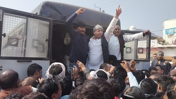 शक्कर कारखाने की जमीन बचाने 1000 से अधिक ट्रेक्टरों को लेकर सड़क पर उतरे किसान शक्कर कारखाने की जमीन बचाने 1000 से अधिक ट्रेक्टरों को लेकर सड़क पर उतरे किसान