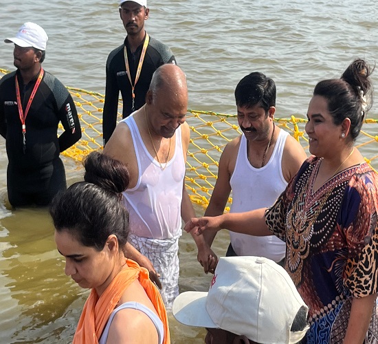 पूर्व राष्ट्रपति रामनाथ कोविंद और डॉ. कुमार विश्वास ने संगम में लगाई डुबकी, गौतम अदानी ने की श्रद्धालुओं की सेवा पूर्व राष्ट्रपति रामनाथ कोविंद और डॉ. कुमार विश्वास ने संगम में लगाई डुबकी, गौतम अदानी ने की श्रद्धालुओं की सेवा