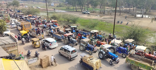 शक्कर कारखाने की जमीन बचाने 1000 से अधिक ट्रेक्टरों को लेकर सड़क पर उतरे किसान शक्कर कारखाने की जमीन बचाने 1000 से अधिक ट्रेक्टरों को लेकर सड़क पर उतरे किसान