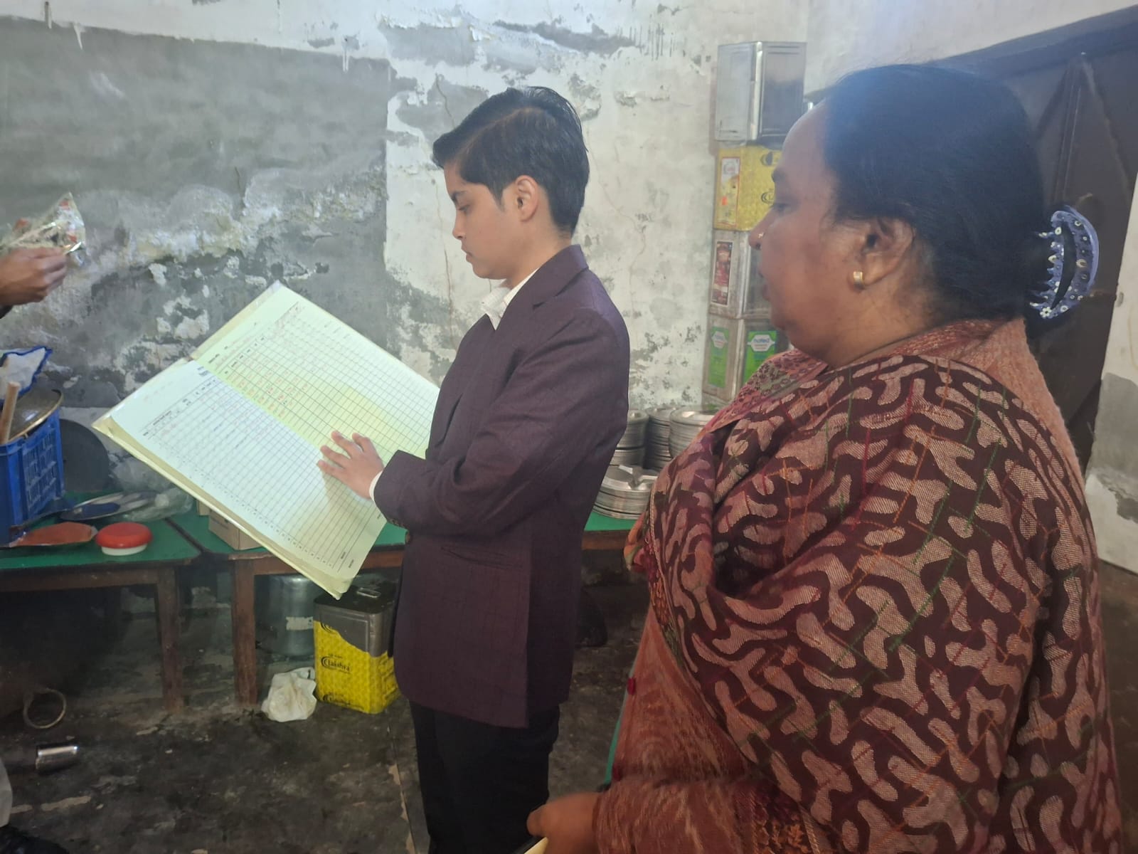 स्कूल का हाजिरी रजिस्टर चेक करते हुए डीसी प्रीति स्कूल का हाजिरी रजिस्टर चेक करते हुए डीसी प्रीति