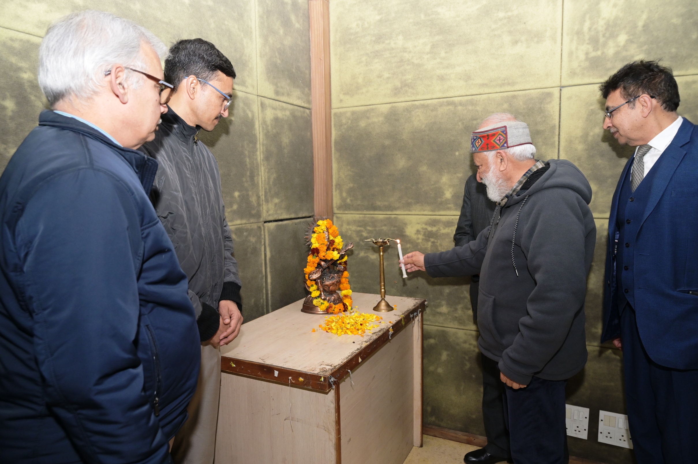 फोटो कैप्शनः 21 आरटीके4:दीप प्रज्ज्वलित कर कार्यक्रम का शुभारंभ करते मुख्यातिथि। -------- फोटो कैप्शनः 21 आरटीके4:दीप प्रज्ज्वलित कर कार्यक्रम का शुभारंभ करते मुख्यातिथि। --------