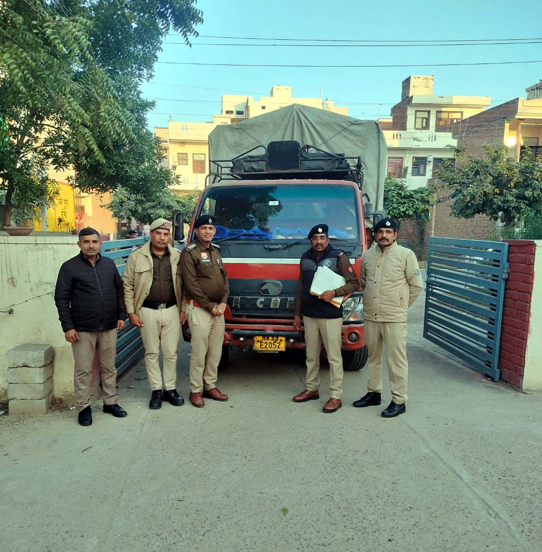बरामद गाड़ी के साथ पुलिस की टीम। बरामद गाड़ी के साथ पुलिस की टीम।