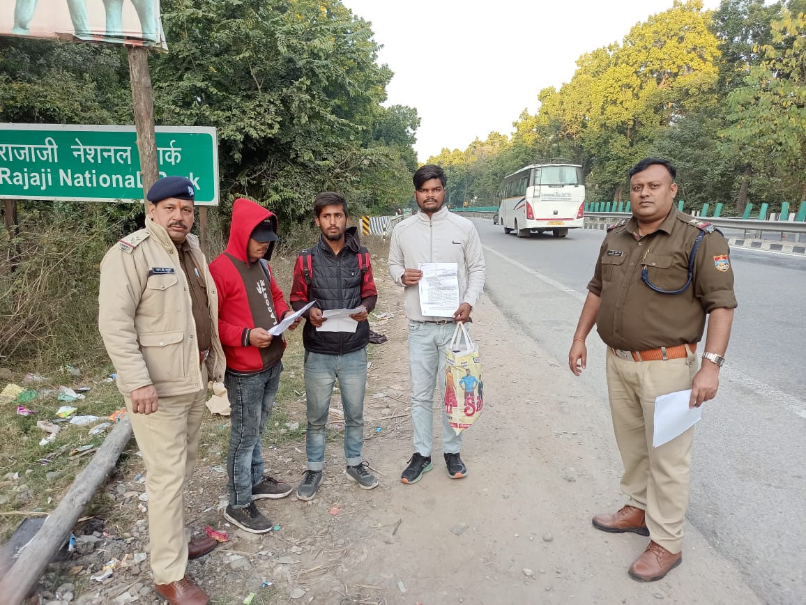 पुलिस जिला बदर करते हुए पुलिस जिला बदर करते हुए
