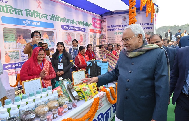 मुख्यमंत्री स्टॉल का निरिक्षण करते मुख्यमंत्री स्टॉल का निरिक्षण करते
