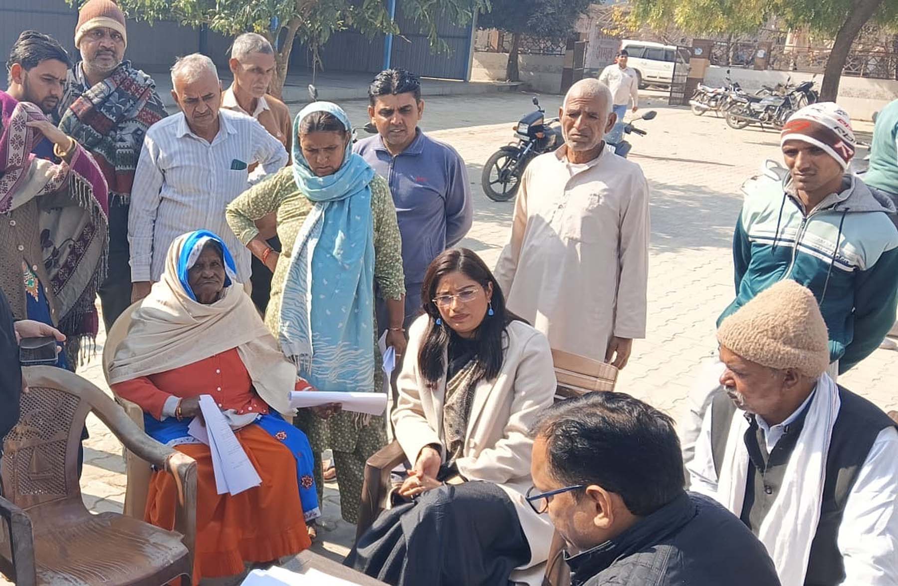 फोटो नंबर-06: मानेसर नगर निगम के गांव ढोरका में सेल्फ सर्टिफिकेशन कैंप में मौजूद निगमायुक्त रेनू सोगन। फोटो नंबर-06: मानेसर नगर निगम के गांव ढोरका में सेल्फ सर्टिफिकेशन कैंप में मौजूद निगमायुक्त रेनू सोगन।