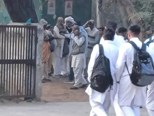 फोटो कैप्शनः 21 आरटीकेः1 संदिग्ध परिस्थितियों में मिले किसान के शव के मामले में मौके पर एकत्रित परिजन। ------- फोटो कैप्शनः 21 आरटीकेः1 संदिग्ध परिस्थितियों में मिले किसान के शव के मामले में मौके पर एकत्रित परिजन। -------