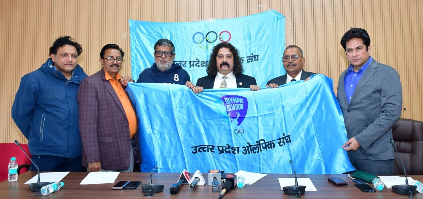 ध्वल का अनावरण करते अतिथिगण ध्वल का अनावरण करते अतिथिगण