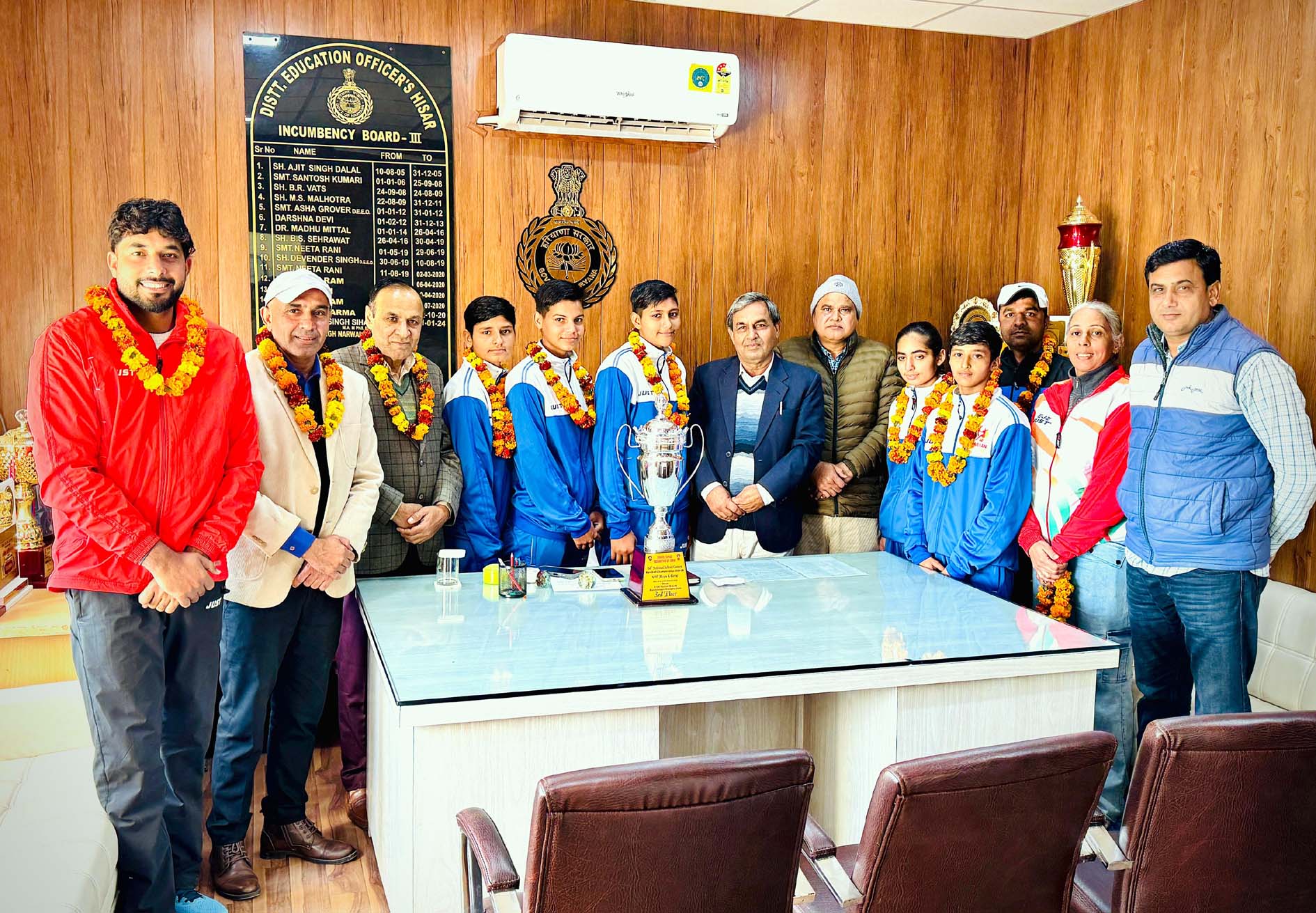 खिलाड़ियों के साथ जिला शिक्षा अधिकारी व अन्य। खिलाड़ियों के साथ जिला शिक्षा अधिकारी व अन्य।