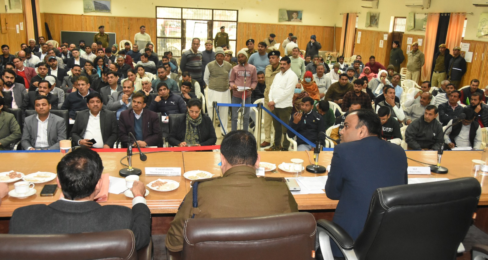 फोटो कैप्शन 21 आरटीकेः 2 परिवेदना समिति की बैठक के दौरान लोगों की समस्या सुनते डीसी धीरेंद्र खडग़टा। फोटो कैप्शन 21 आरटीकेः 2 परिवेदना समिति की बैठक के दौरान लोगों की समस्या सुनते डीसी धीरेंद्र खडग़टा।