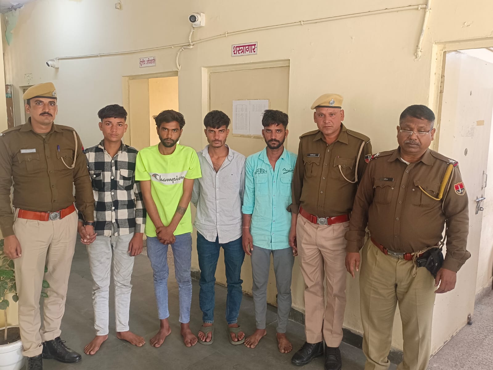 अजमेर सर्राफा बाजार में चोरी की फिराक में चार शातिर नकबजन हथियार सहित पकड़े अजमेर सर्राफा बाजार में चोरी की फिराक में चार शातिर नकबजन हथियार सहित पकड़े