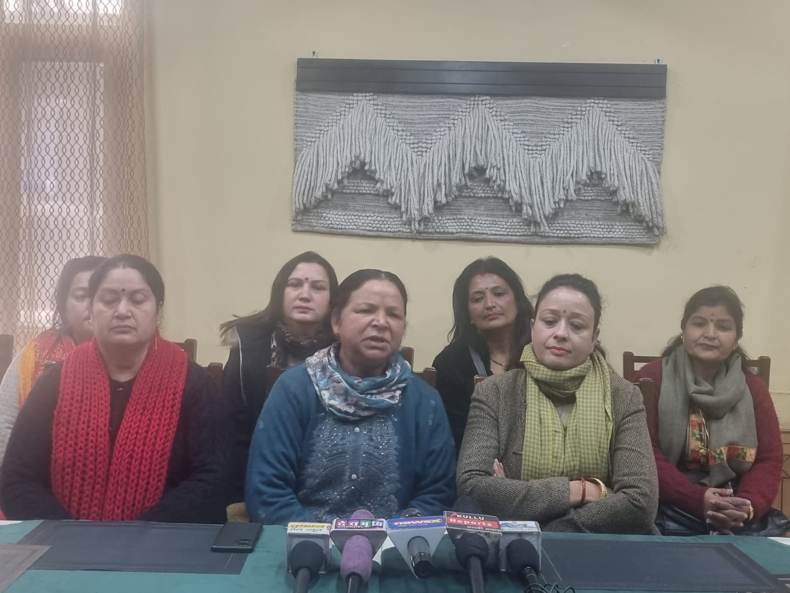 पत्रकार वार्ता करते पत्रकार वार्ता करते
