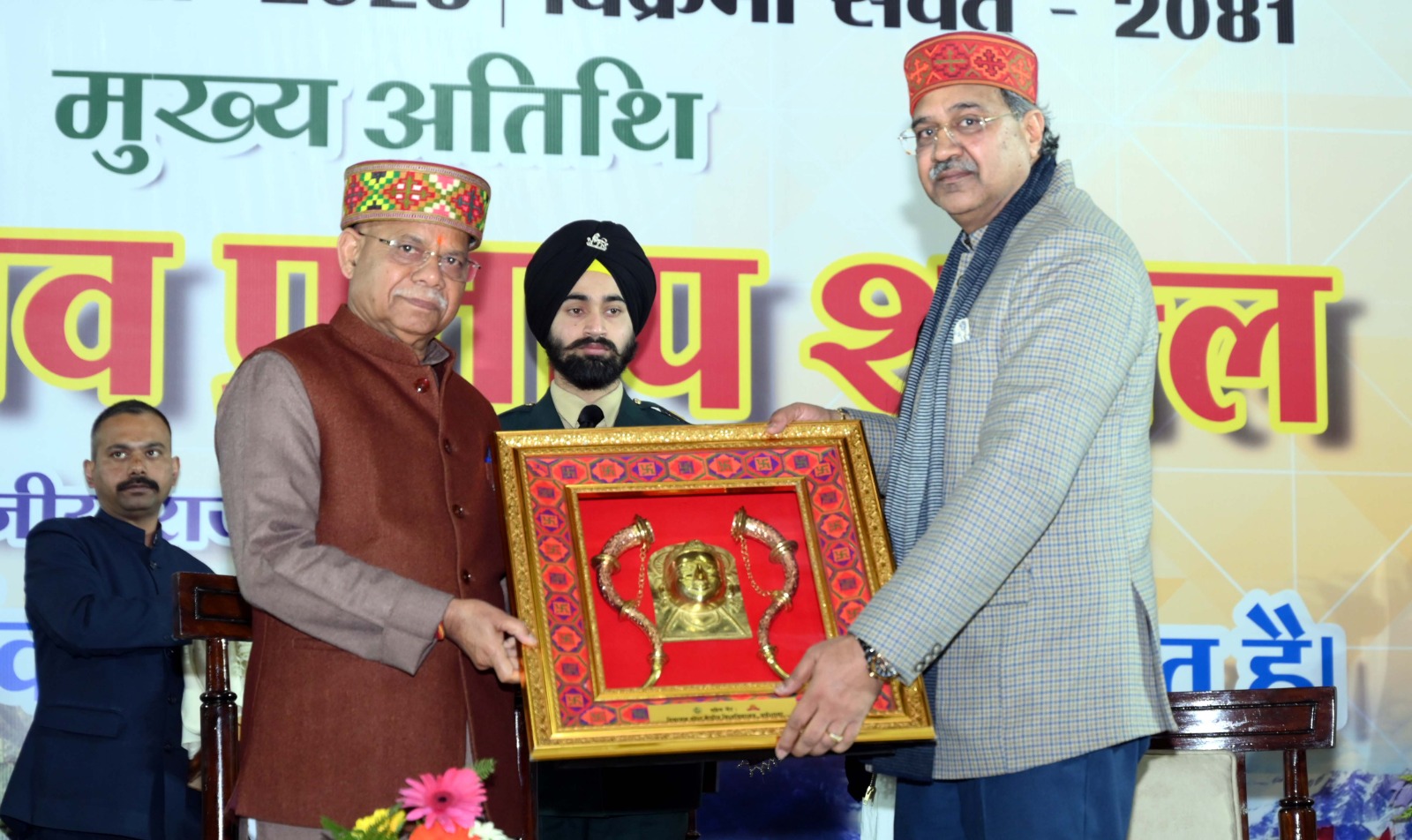 राज्यपाल को सम्मानित करते हुए कुलपति।