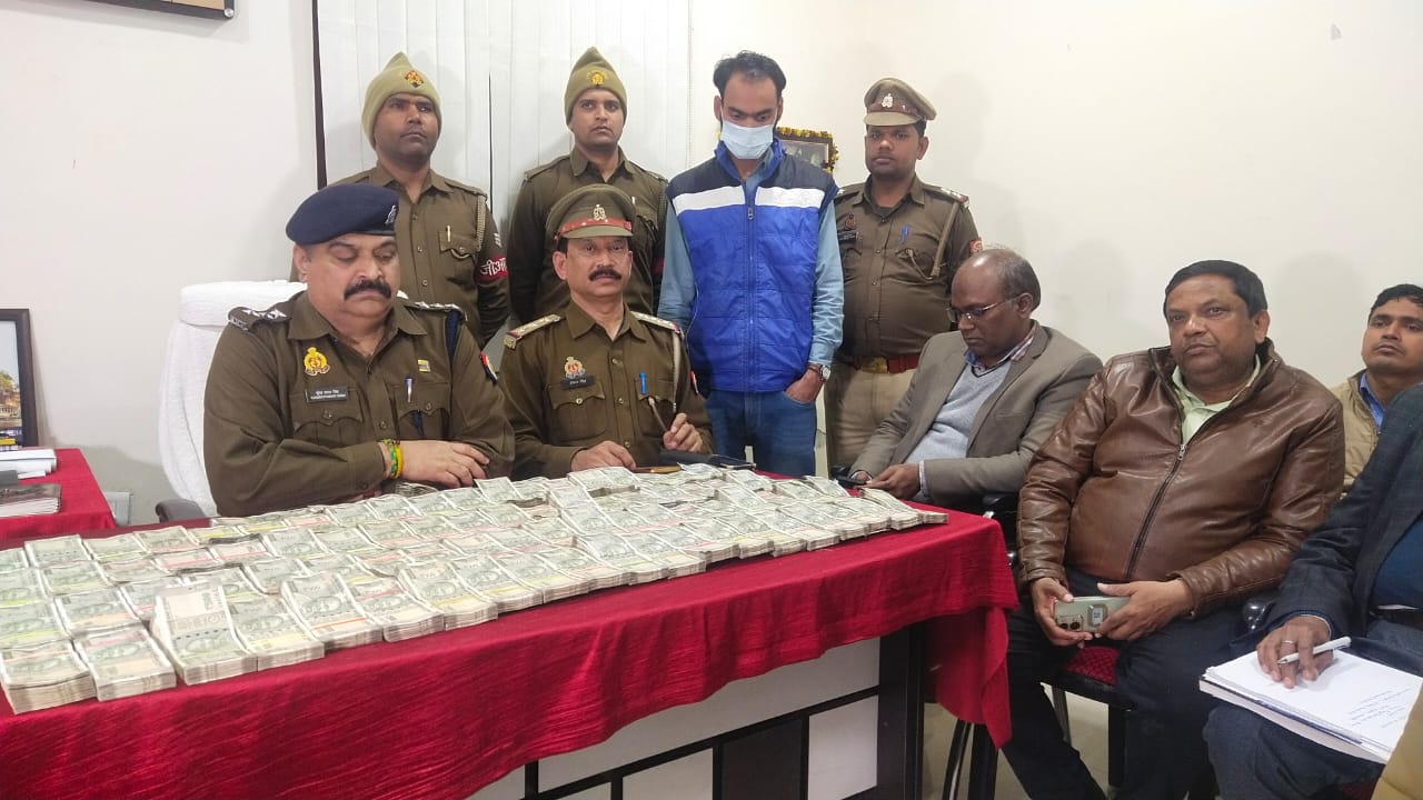 रूपयों के साथ पकड़े गए युवक के साथ जीआरपी के अफसर रूपयों के साथ पकड़े गए युवक के साथ जीआरपी के अफसर