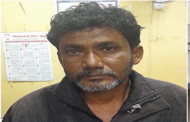 फर्जी आधार कार्ड बनवाकर करोड़ों की जमीन बेचने का आरोपित गिरफ्तार फर्जी आधार कार्ड बनवाकर करोड़ों की जमीन बेचने का आरोपित गिरफ्तार