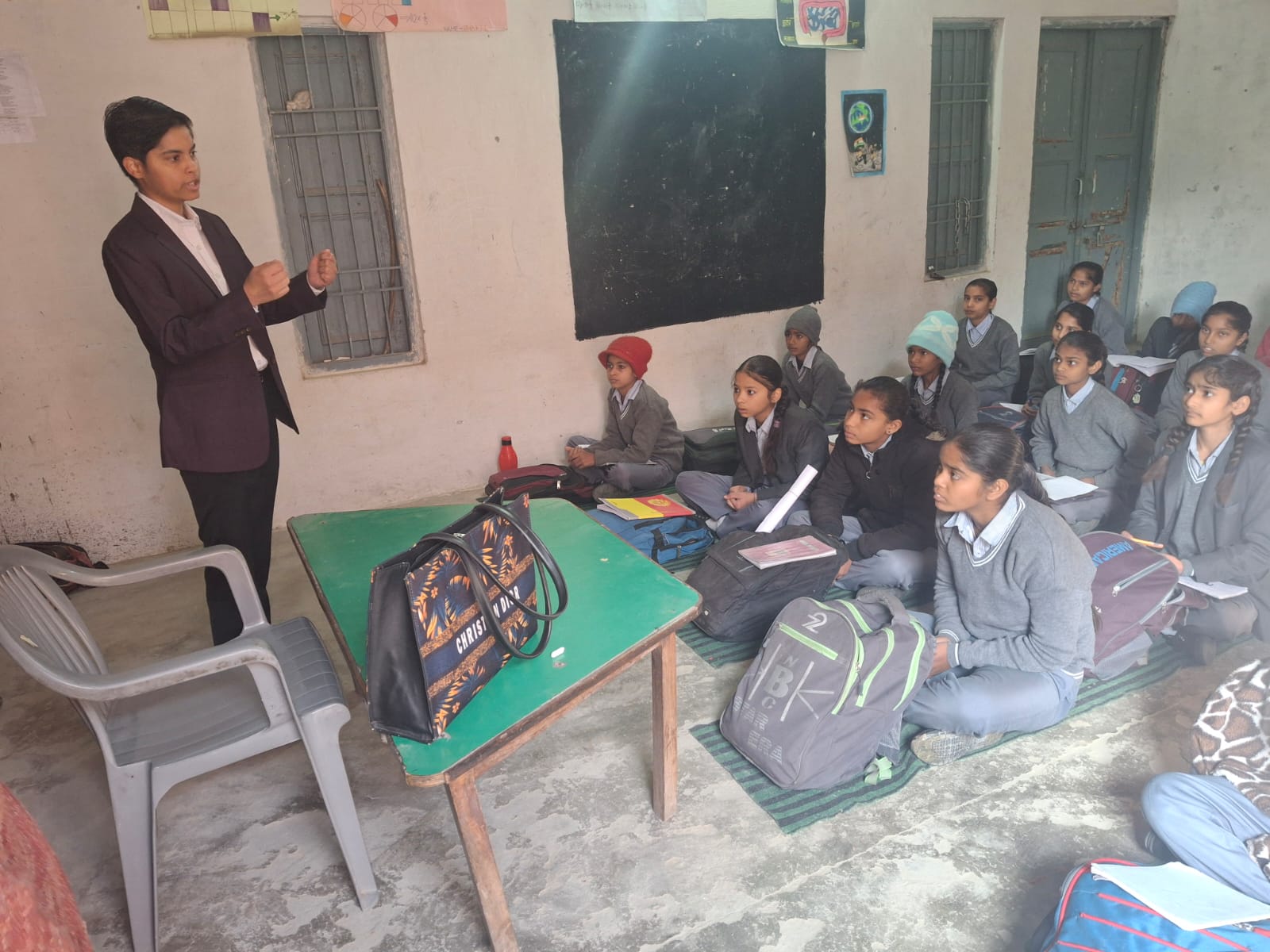 निरीक्षण के दौरान स्कूल के बच्चों से बातचीत करते हुए डीसी प्रीति निरीक्षण के दौरान स्कूल के बच्चों से बातचीत करते हुए डीसी प्रीति