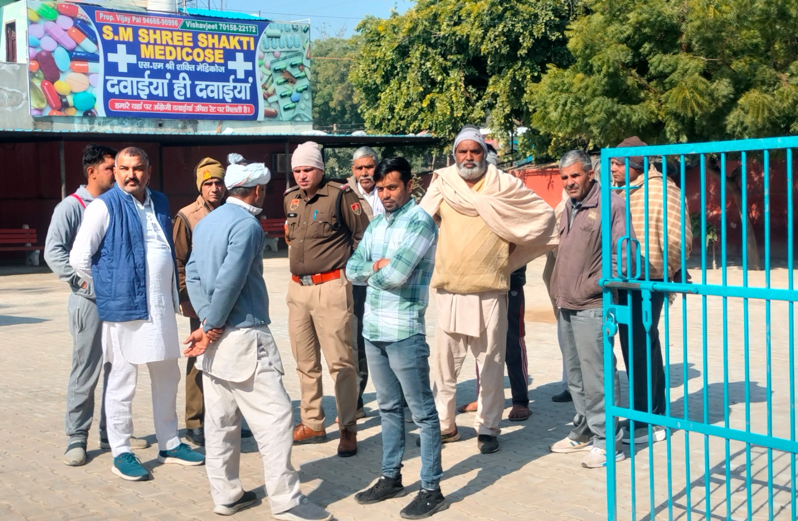 मृतक के शव का पोस्टमार्टम करवाने आए परिजन। मृतक के शव का पोस्टमार्टम करवाने आए परिजन।