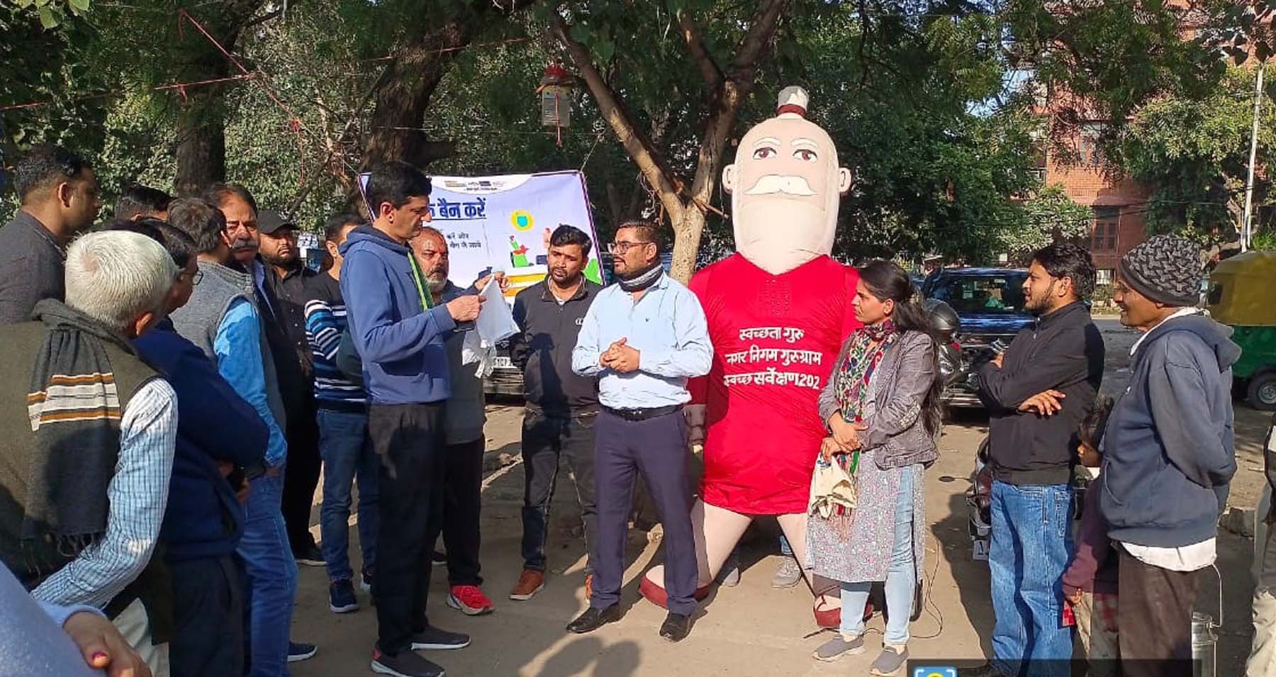फोटो नंबर-03: गुरुग्राम के सेक्टर-14 में लोगों को सिंगल यूज प्लास्टिक व कचरे को लेकर जागरुक करते निगमकर्मी। फोटो नंबर-03: गुरुग्राम के सेक्टर-14 में लोगों को सिंगल यूज प्लास्टिक व कचरे को लेकर जागरुक करते निगमकर्मी।