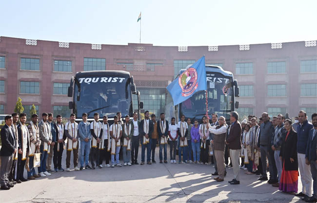हकेंवि के विद्यार्थी मध्य प्रदेश के लिए हुए रवाना होते हुए। हकेंवि के विद्यार्थी मध्य प्रदेश के लिए हुए रवाना होते हुए।