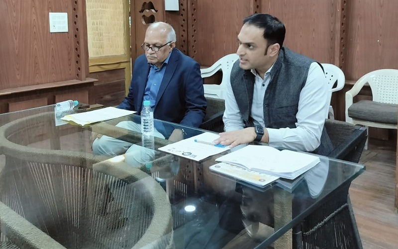 आयोजन की जानकारी देते हुए श्रीराम तिवारी और डॉ. विक्रांत सिंह तोमर आयोजन की जानकारी देते हुए श्रीराम तिवारी और डॉ. विक्रांत सिंह तोमर