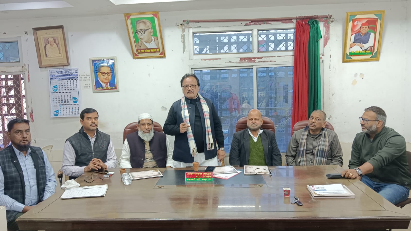 मुद्दे ओर चर्चा करते सपाई मुद्दे ओर चर्चा करते सपाई